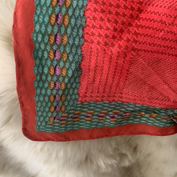 Authentic Chanel scarf, 31” x 31”. Excellent shape - Picture 3 of 7